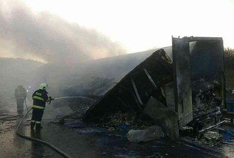 Hasiči zasahujú na R3. Po nehode kamión zachvátili plamene