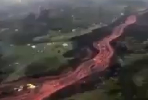 VIDEO: Po zemetrasení a cunami prišiel výbuch sopky. Sulawesi je pod oblakmi dymu