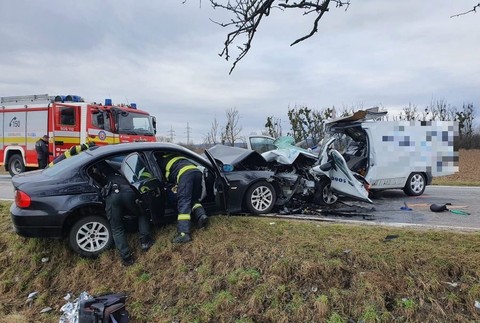 Vážna nehoda pri Strážskom. Cestu uzavreli