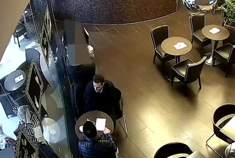 [multi] VIDEO: V kaviarni mu ukradli peňaženku. Mal v nej 20 tisíc eur 7714