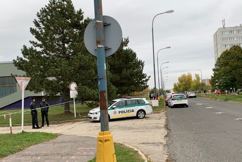 Policajti od rána zasahujú na policajnej akadémii v Bratislave