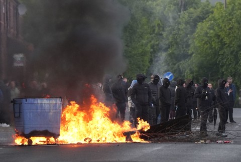 nepokoje protesty noz utok