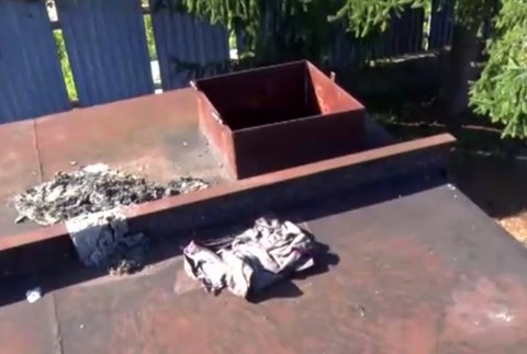 Kuriózny prípad v Prievidzi. Policajti zachraňovali bezdomovca, ktorý uviazol v kontajneri