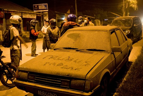 Indonézska dedina pokrytá sopečným popolom, noc