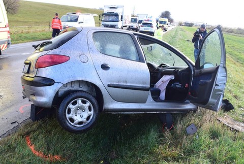 zdemolované auto po nehode so sanitkou 
