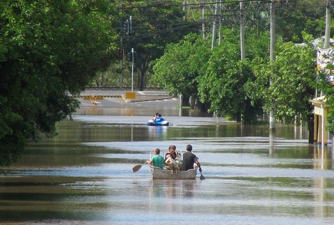 Zaplavená Austrália, ľudia na člne, voda