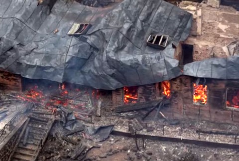 V českom národom parku vypukol rozsiahly požiar, zhoreli historické chaty 