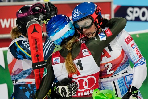 Shiffrinova sa objima s Vlhovou