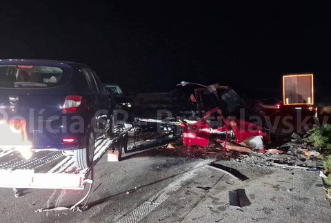 Vodič odťahovej služby narazil na diaľnici do kamióna