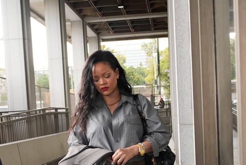 Rihanna na súde po streľbe na jej dom