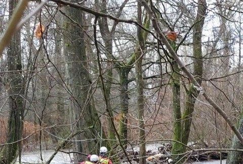 Tragédia v Revúcej: Záchranári našli vrak auta a dve telá v rieke