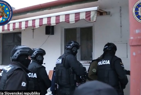 Pätnásťročné dievča predali na sobáš, držali ju v domácnosti. Polícia v prípade obvinila štyri osoby