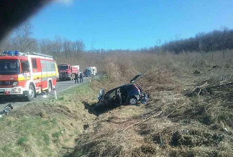 Pri čelnej zrážke zasahoval vrtuľník. Zranili sa dve osoby