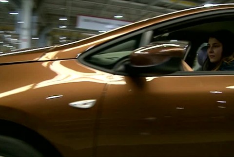 Kriminalisti zaistili účtovné knihy v autopredajni. Podvodom mal predať až 400 áut