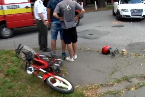 Pri nehode ostal krvácajúci motorkár ležať na zemi. Pomáhal mu vodič, ktorý ho zrazil5925