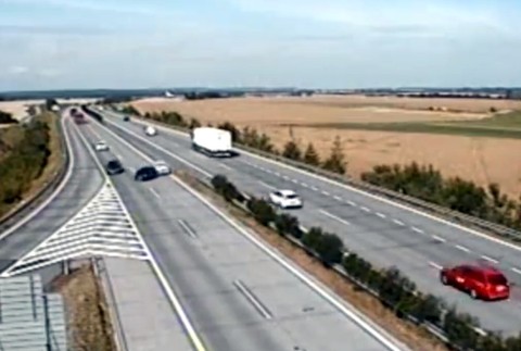 Vodička na diaľnici nečakane zastavila. Vpálilo do nej ďalšie auto 