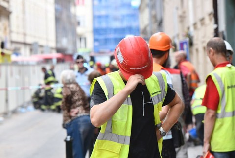  V centre Prahy sa zrútila časť budovy, zavalila niekoľko ľudí