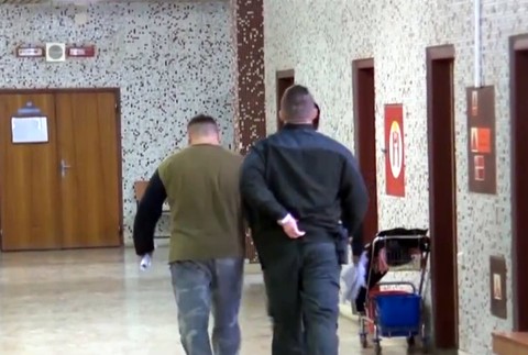 Bitka pre fľašu alebo preberanie z delíria? Mladík skončil v bezvedomí v nemocnici