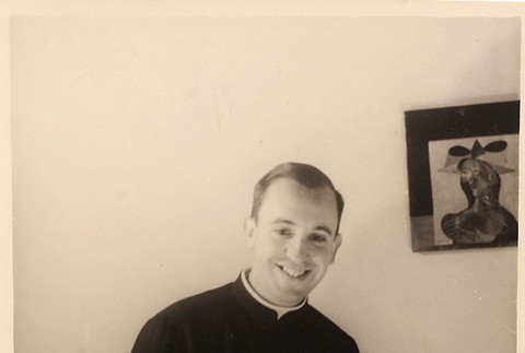 Na snímke z roku 1966, ktorú zverejnila salvádorská škola, argentínsky seminarista Jorge Mario Bergoglio sa usmieva na portrét v salvádorskej škole.