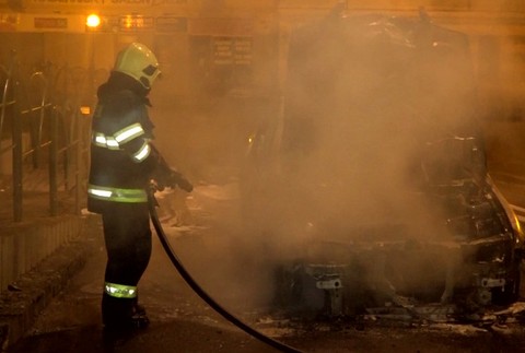 Požiar v centre mesta. Auto pohltili plamene