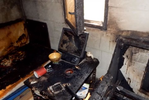 Nevinná hra so zápalkami skončila veľkým požiarom. Chlapca s rodičmi previezli do nemocnice