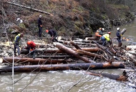 Riskantný zásah záchranárov. Po silných dažďoch sa na Hornáde vytvorila priehrada z odpadkov