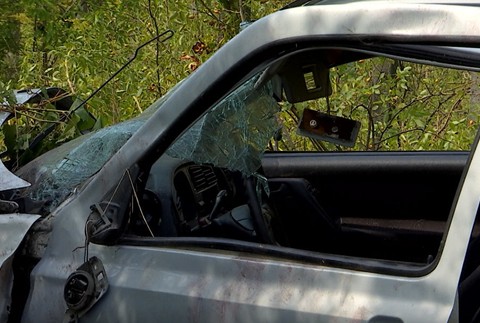 rozbité auto v plote domu