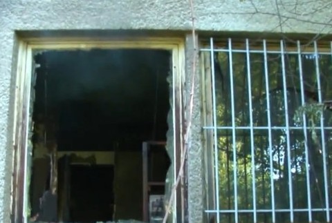 Zlodej, ktorý brutálne zbil a podpálil zamestnanca prievidzskej firmy, je stále na slobode.