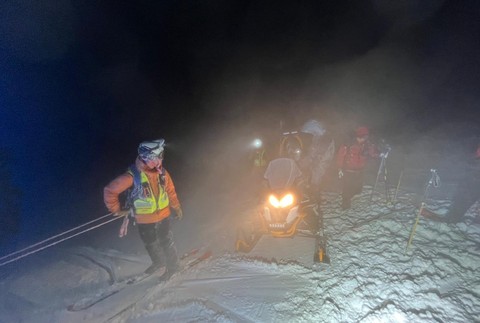 Štvorica turistov uviazla na hrebeni Nízkych Tatier