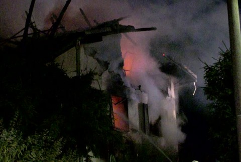 Záblesky a ohlušujúce rany. V dome mali explodovať plynové nádoby a munícia