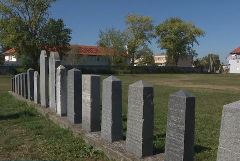 Obyvatelia mali hodové slávnosti priamo medzi pomníkmi. Židovská obec začala konať