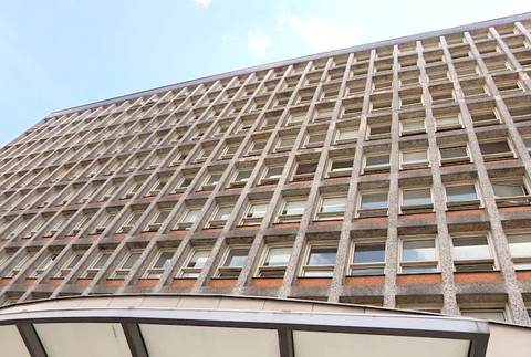 Vláda tvrdí, že sa ekonomike darí. Jeden z najväčších zamestnávateľov ale pripúšťa prepúšťanie