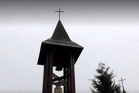 Incident pre hostiu. Kňazi privolali do kostola na tínedžera políciu