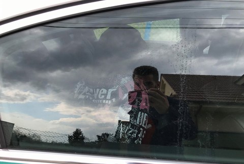 Naháňačka v uliciach Bratislavy. Policajti museli použiť strelnú zbraň