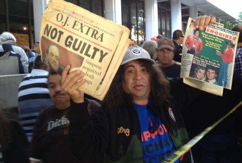 Pred súdom s Jacksonovým lekárom Conradom Murrayom, fanúšikovia