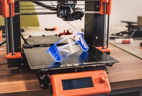 Na produkciu okuliarov využívajú 3D tlačiareň