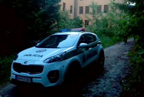 [multi] Záhadná smrť v Brezne. V opustených kasárňach našli telo 48-ročného muža 921