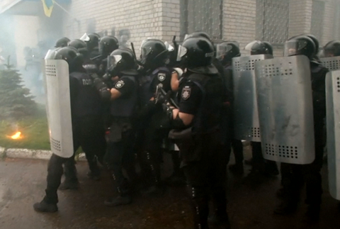 Stovky ľudí vyšli na protest do ulíc po zastrelení 5-ročného chlapca opitými policajtmi na Ukrajine