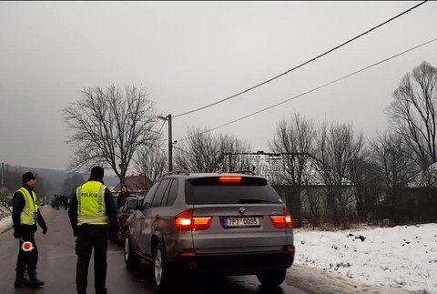 [multi] Cesta na Ukrajinu môže trvať hodiny. Tvoria sa kilometrové kolóny 584