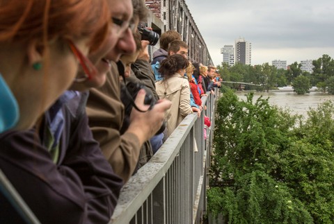 Povodeň Bratislava Ľudia stoja na moste čakajú