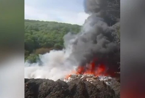 [multi] ŠTIPĽAVÝ ČIERNY DYM ZAHALIL MESTO 483 (cropped)