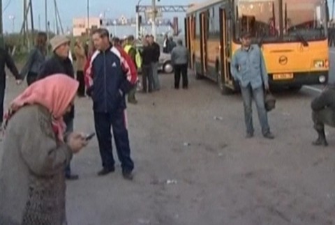 Ľudia utekajú pred požiarom muničného skladu v Rusku