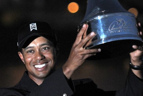 Woods s trofejou