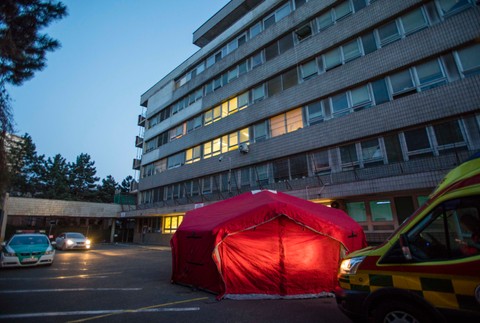 Stan pred nemocnicou na Kramároch 