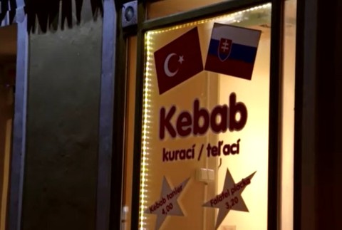 Mladík pichol ženu nožom do tváre. 