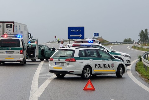 Pri náraze do zvodidiel zomrela žena. Pravdepodobne nemala zapnutý bezpečnostný pás