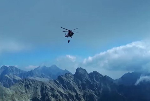 Tragický 100-metrový pád zo skaly