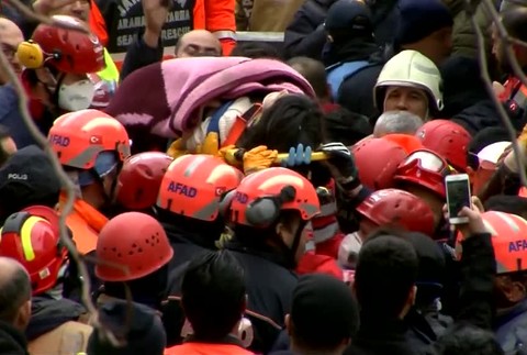 [multi] Záchranári vytiahli z trosiek spadnutej budovy 5-ročné dievča 5237