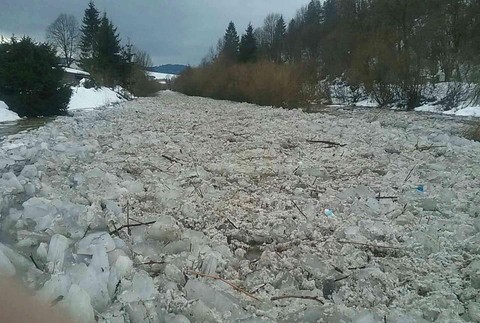 Na rieke Kysuca sa nahromadili ľadové kryhy, hrozí pretrhnutie lávky 