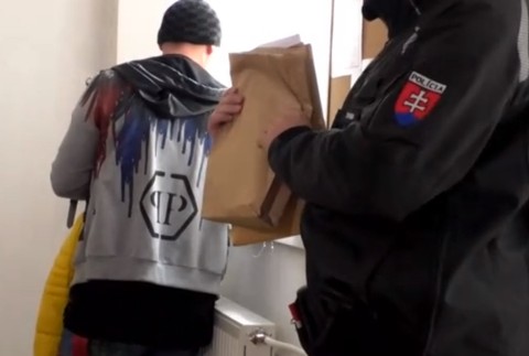 Po drogovej razii sa pred súd postavili traja ľudia. Najmladšia má len 19 rokov